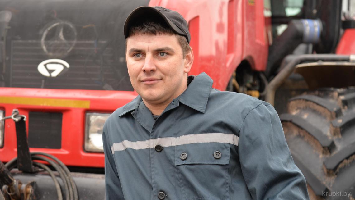 Виктор ВАСИЛЕВСКИЙ в хозяйстве работает с марта этого года. На МТЗ-3522 пашет, обрабатывает почву, вносит органику
