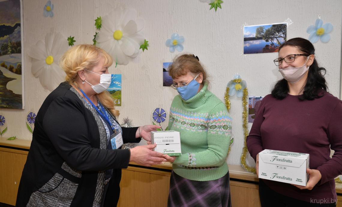 Директор ТЦСОН Татьяна ВОРОНОВИЧ передает сладкие подарки многодетным мамам: Ирине РАДИВИЛ и Марине САЧУК.