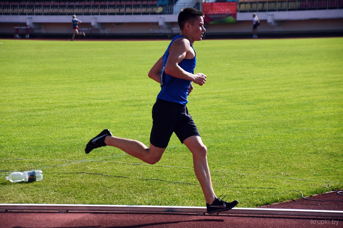 Костюкевич Максим лидирует в беге на 3000 метров