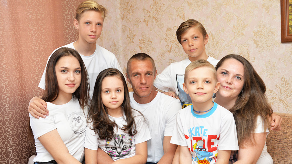 Знакомьтесь: Дарья, Анастасия, папа Александр, Кирилл, мама Алеся, вверху – Игорь и Дмитрий