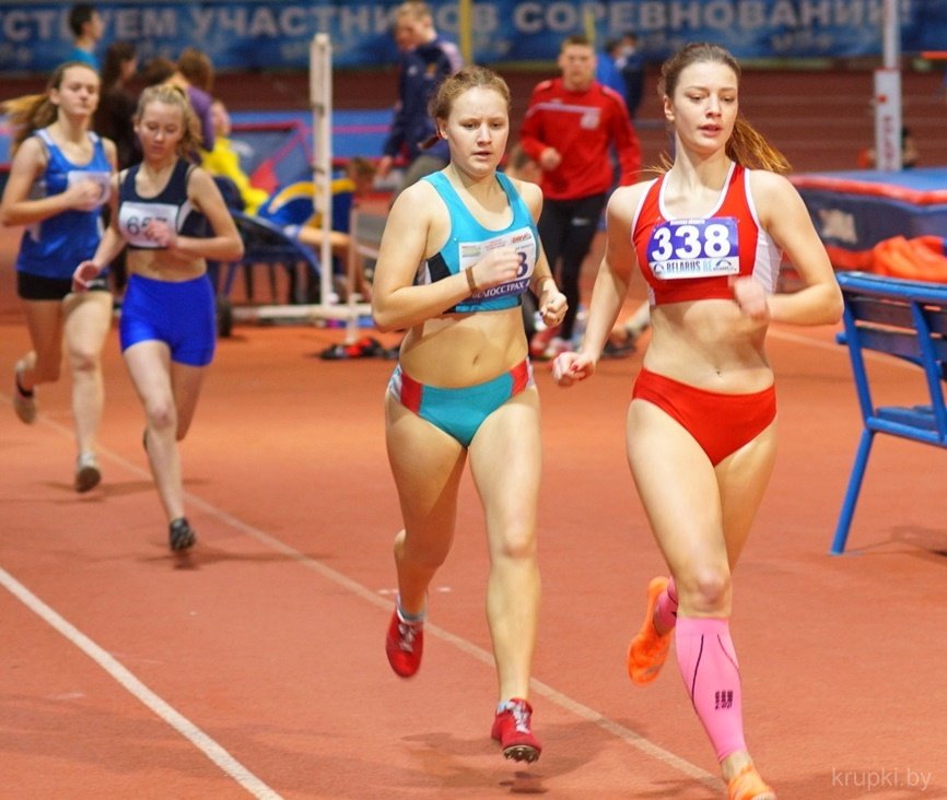 Татьяна КОМАРОВСКАЯ преследует лидера в беге на 1 500 метров. Фото – Вячеслава ПАТЫША.