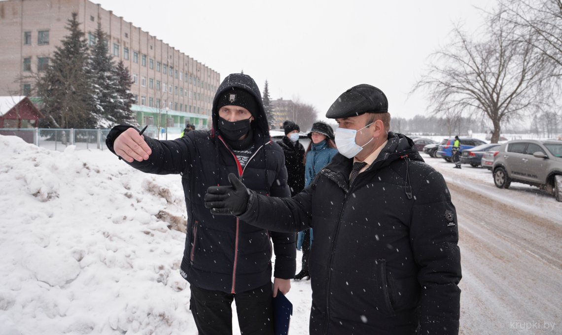 Анатолий ГАНЧАР (справа) обсуждает с представителем ГП «Мин­облпассажиртранс» место, где будет построена остановка.