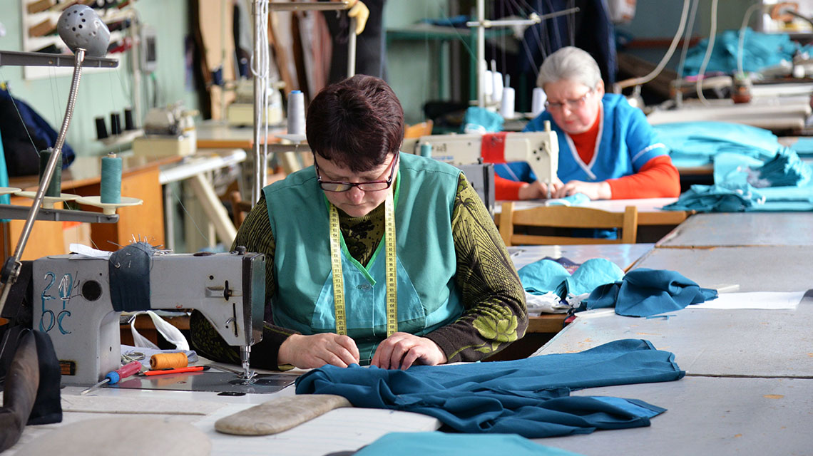 В швейном цеху ателье «Березка» кипит работа. В день здесь отшивают более 200 повязок текстильных. 