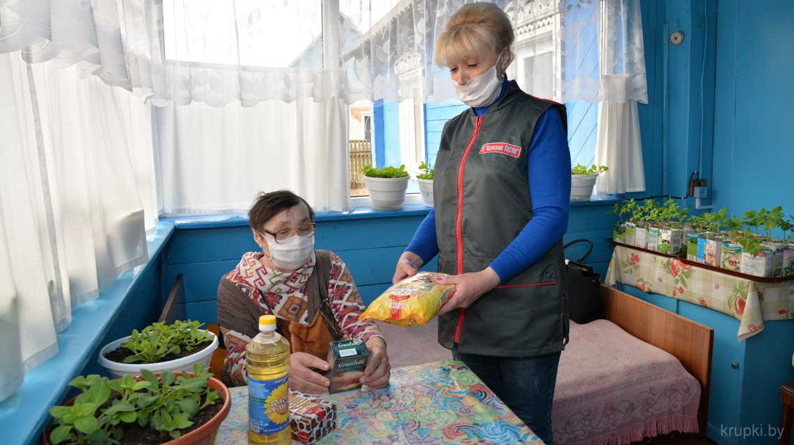 Соцработник Тамара МАКАРЕВИЧ принесла своей подопечной продукты, интересуется, как настроение, чем нужно помочь.  