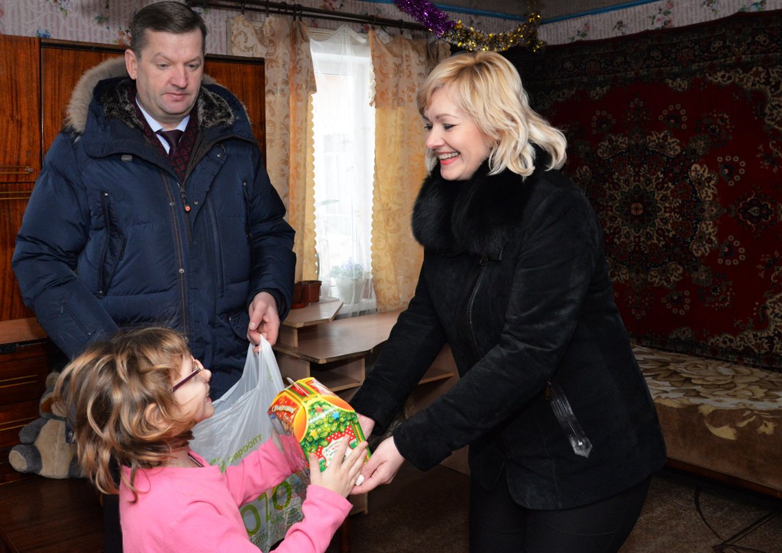 Елена Домарёнок и Андрей Воробьёв посетили многодетную семью Екатерины Кашель и вручили подарки