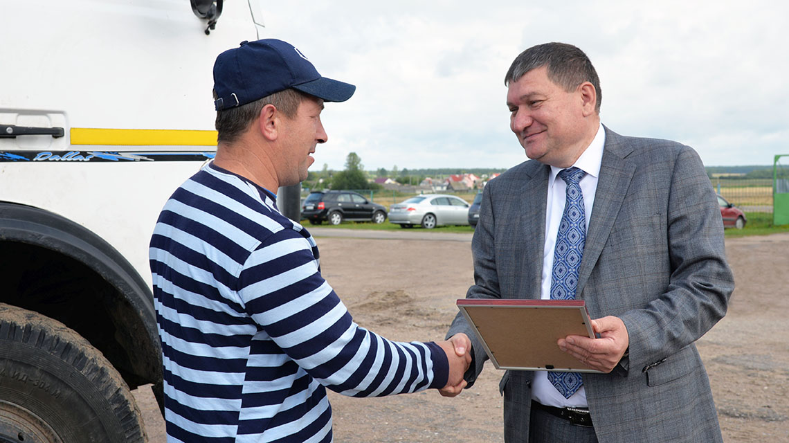 Председатель Крупского райисполкома Анатолий КОЗЕЛ вручает Благодарственное письмо водителю на отвозке зерна Виктору СМОЛЕНСКОМУ