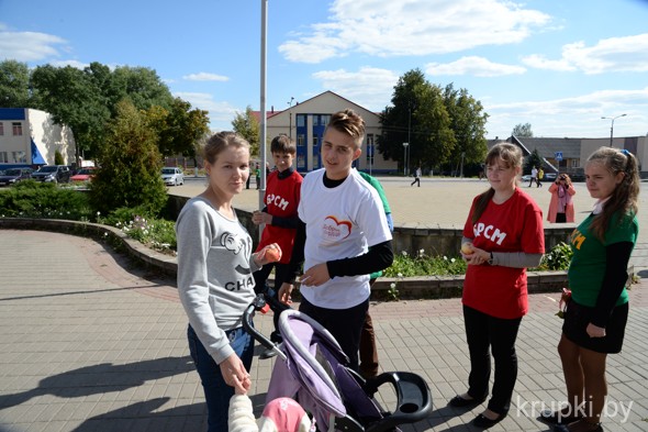 Активисты Крупского БРСМ дарили яблоки горожанам