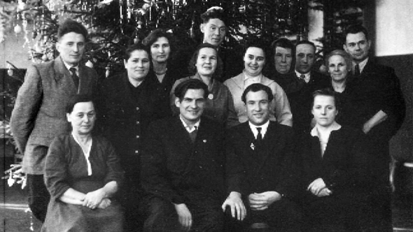 Настаўніцкі калектыў Крупскай пасялковай СШ на навагоднім свяце, 1956-60 год.