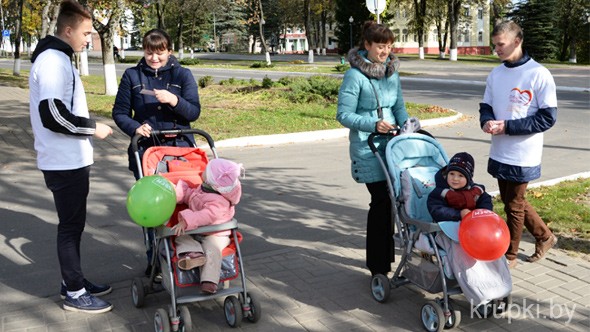 Волонтеры БРСМ на улицах города поздравляли женщин-матерей 