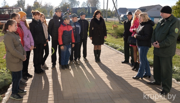 Школьники из поселка Крупский включились в акцию «Чистый лес»
