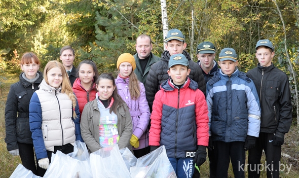 Школьники из поселка Крупский включились в акцию «Чистый лес»