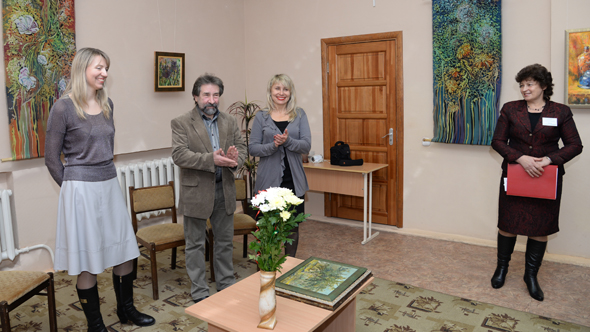 Сегодня состоялось открытие выставки «Батик и живопись» в Крупской районной художественной галерее