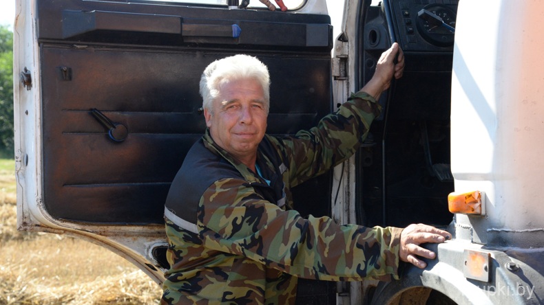 Водитель на отвозке зерна Сергей ШАНЬКОВ