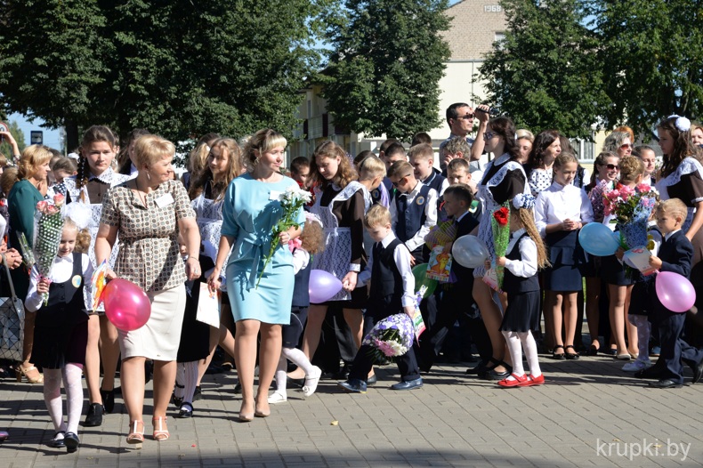 Торжественная линейка, посвященная 1 сентября, в Крупской гимназии