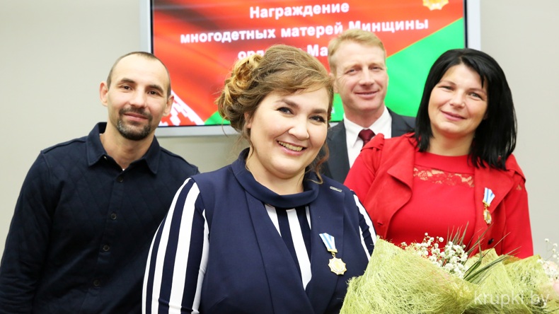 Ордена Матери вручены Елене Губановой и Елене Заблоцкой из агрогородка Замки 