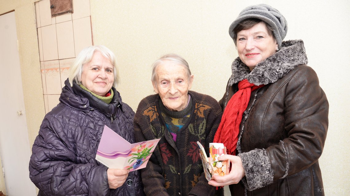 С наступающим весенним праздником волонтеры Лидия МИШИНА и Татьяна ДУДКО поздравляют Антонину Степановну ЧЕЛНОКОВУ