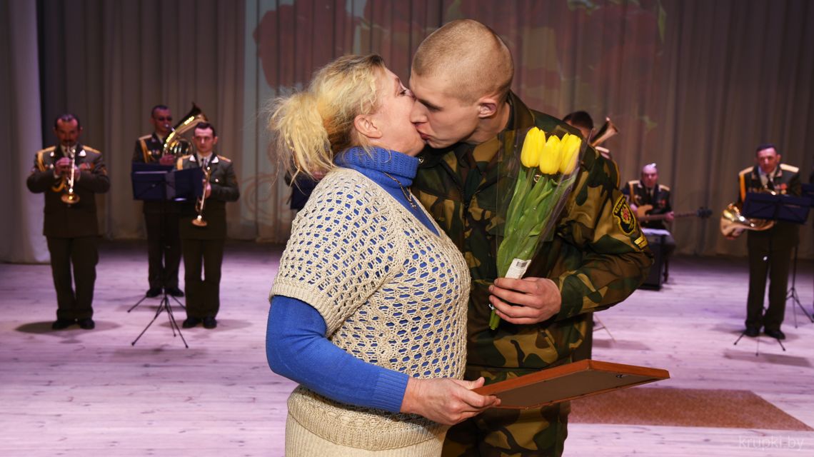 Младший сержант Арсентий Ершов благодарит маму