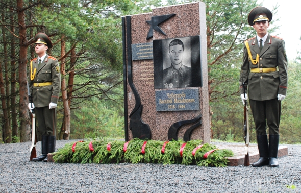 Памятник Герою Советского Союза Василию Михайловичу Чеботареву