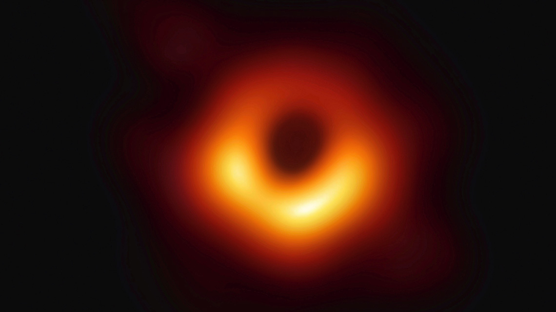 Певрое фото черной дыры