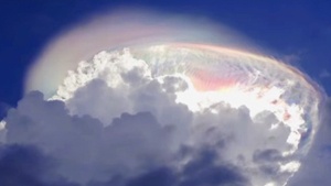 В небе Коста-Рики наблюдали разноцветное светящееся облако