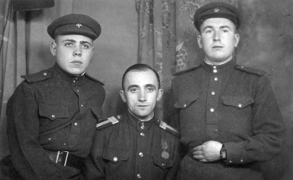 Наш зямляк Уладзімір Мартынавіч ШАЛАК (першы справа) увосень 1945 года. Фота з сямейнага архіва.