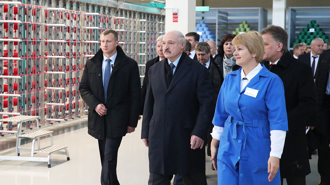  Александр Лукашенко во время посещения Оршанского льнокомбината