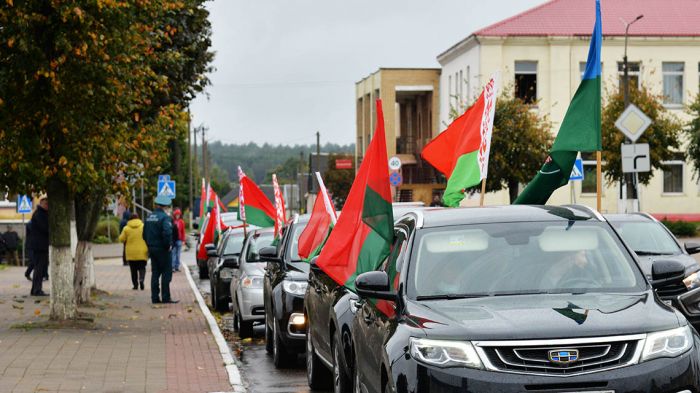 В День народного единства на Крупщине прошел районный автопробег «Вместе за единую Беларусь!»