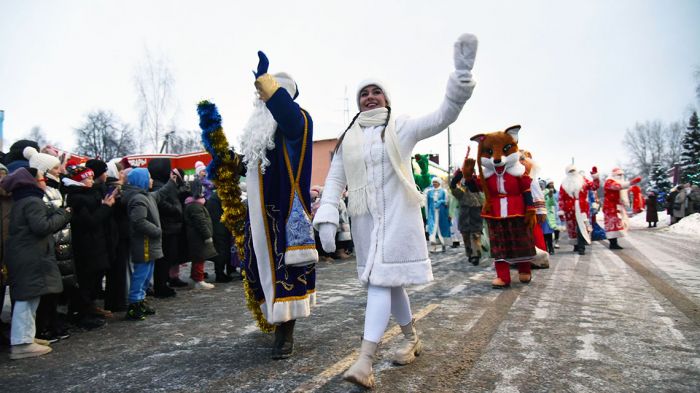 В Крупках прошел фестиваль Дедов Морозов и Снегурочек (фото)