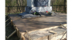 Около деревни Лебедево ремонтируют памятник жертвам фашизма