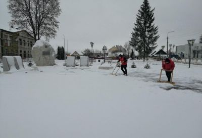 Крупская молодежь помогает в уборке снега