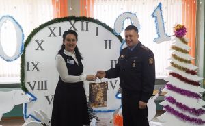 Сотрудники Крупского отдела охраны подарили подарки средней школе № 3