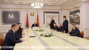 Александр Лукашенко поручил при необходимости предоставлять IT-секторам предприятий условия работы как в ПВТ