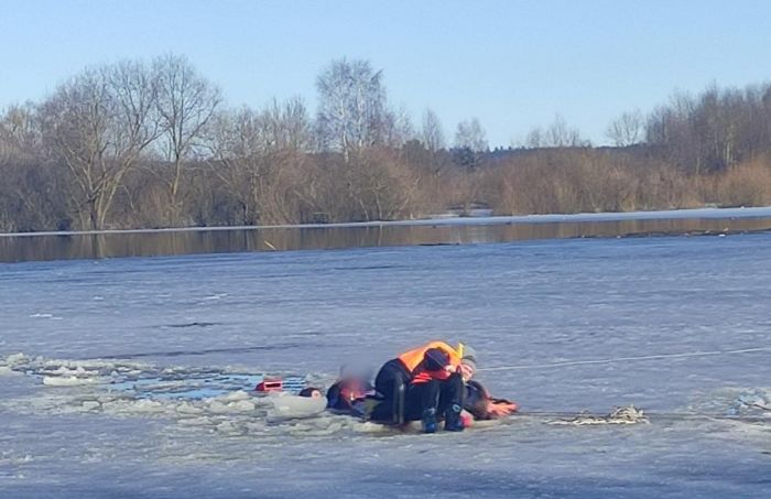 Борисовские спасатели &quot;вытащили&quot; рыбака из воды