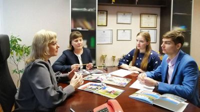 Молодежный парламент при Крупском районном Совете депутатов осваивает формы работы с населением