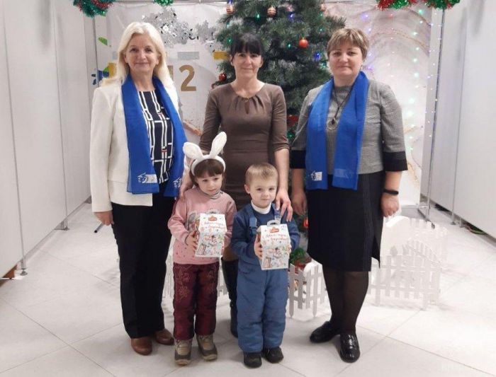 Представители Белорусского союза женщин поздравили детей из многодетных семей