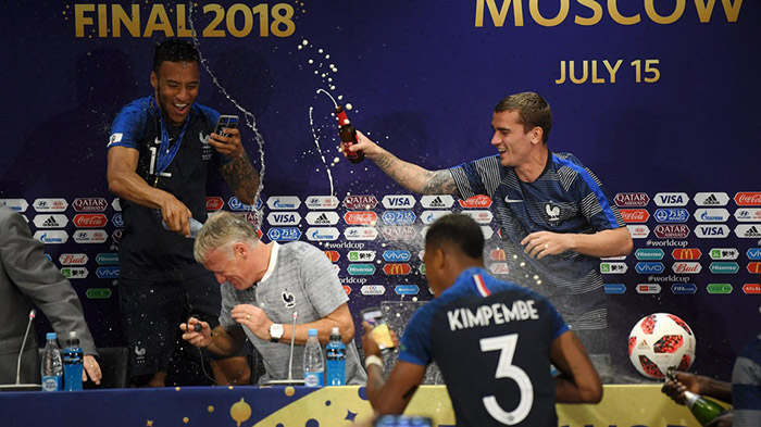 Французские футболисты ворвались на пресс-конференцию тренера и устроили танцы на столе (видео)