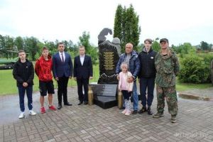 На неделе молодежи школьники благоустраивали территорию памятника погибшим воинам-интернационалистам