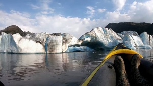 Экстремалы едва не погибли под обрушившимся ледником на Аляске (видео)