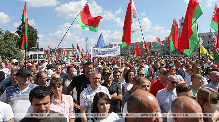 &quot;Мы разные, но Беларусь у нас одна&quot; - митингующие на площади Независимости в Минске приняли петицию в поддержку мира