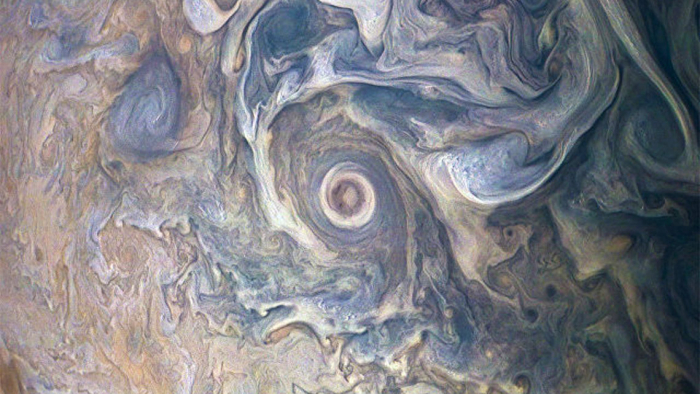 NASA показало волшебный облачный пейзаж Юпитера