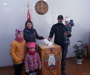 Многодетные родители Анна и Сергей Ивановы из г.п. Бобр Крупского района пришли на выборы с детьми
