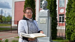 В средней школе № 1 более 50 лет хранится альбом, посвященный созданию памятника Герою Советского Союза, генералу В.Н. Марцинкевичу