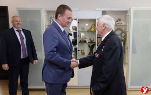 Александр Турчин поздравил экс-директора «БелАЗа» Павла Мариева с 85-летием