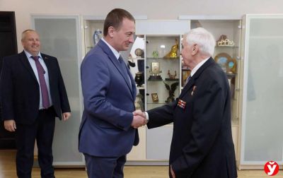 Александр Турчин поздравил экс-директора «БелАЗа» Павла Мариева с 85-летием