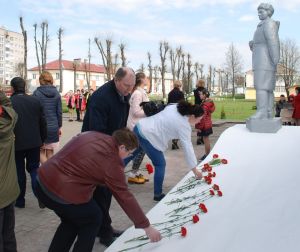 У памятника Герою Советского Союза Елене Колесовой провели митинг-реквием