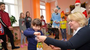 Новогодние подарки получили маленькие пациенты детского отделения Крупской ЦРБ