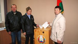 Потомственные животноводы проголосовали на избирательном участке № 37 в агрогородке Худовцы Крупского района