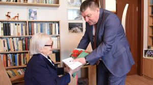 Председатель Крупского райисполкома побывал в гостях у ветерана Анны Ивановны Ветровой (дополнено)