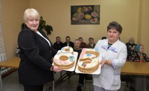 Крупский торт с празднования 85-летия области вручили пациентам отделения сестринского ухода Холопеничской больницы