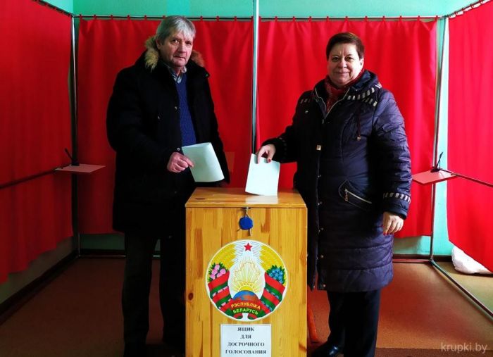 Александр и Елена Лихолопы пришли на досрочное голосование в день 31-й годовщины свадьбы